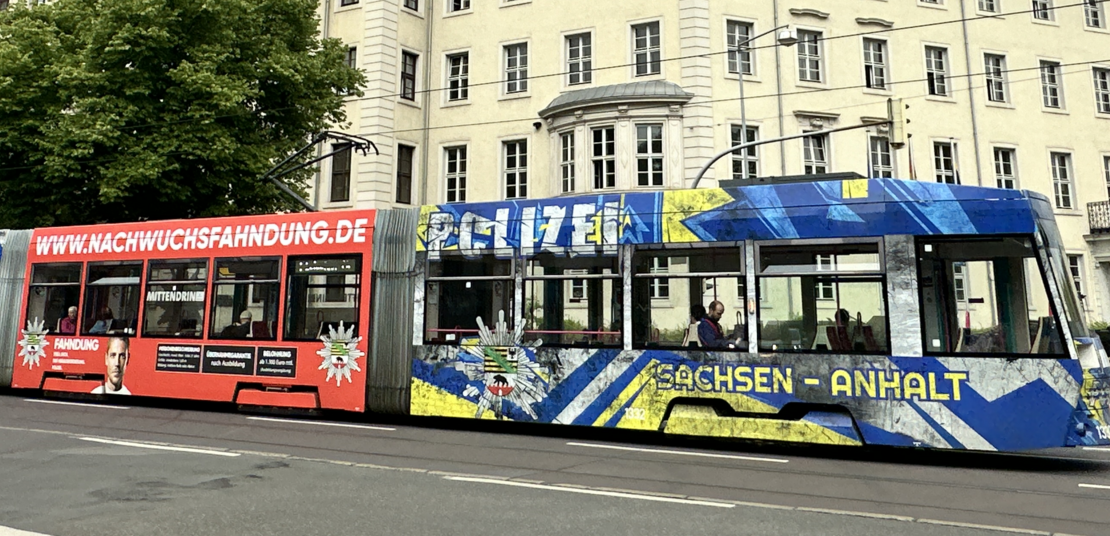 Straßenbahn vor Ministeriumsgebäude